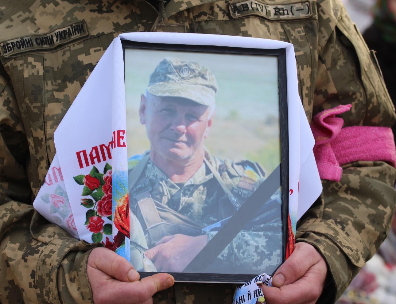 Останнім земним шляхом провели Героя з Черкащини, життя якого відібрав ворог (ФОТО)