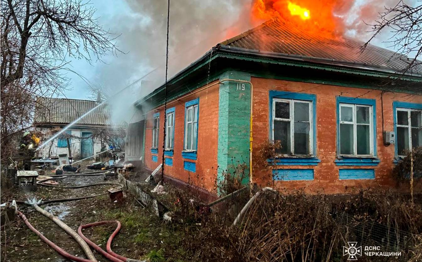 Знайшли двох загиблих: пожежа на Черкащині забрала життя подружжя (ФОТО, ВІДЕО)