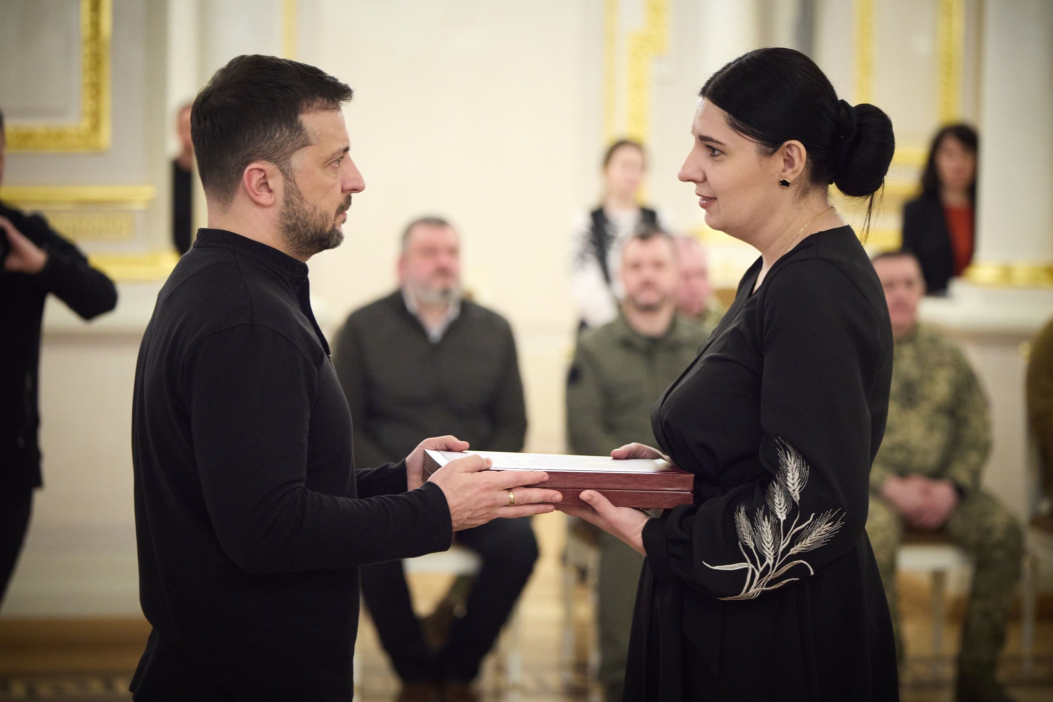 Черкащанину надали звання Героя України (посмертно): Президент вручив відзнаку його дружині (ФОТО)