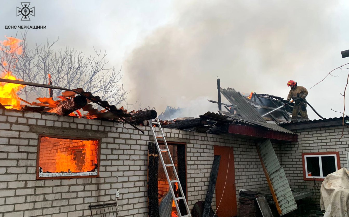 Під час пожежі в Черкаському районі отримали опіки батько та син 