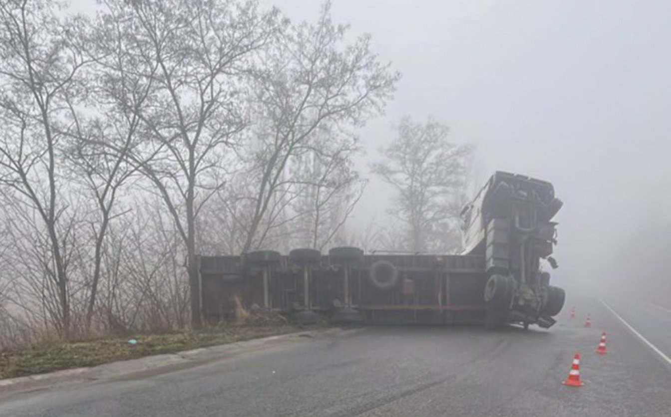 На Звенигородщині перекинулася вантажівка (ФОТО)