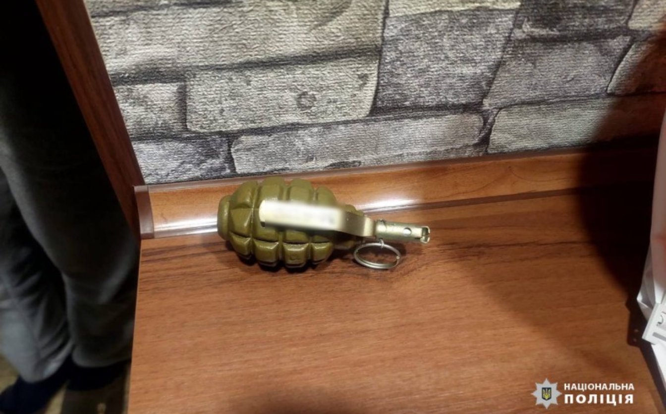 Черкащанин у новорічну ніч погрожував сімʼї підірвати гранату