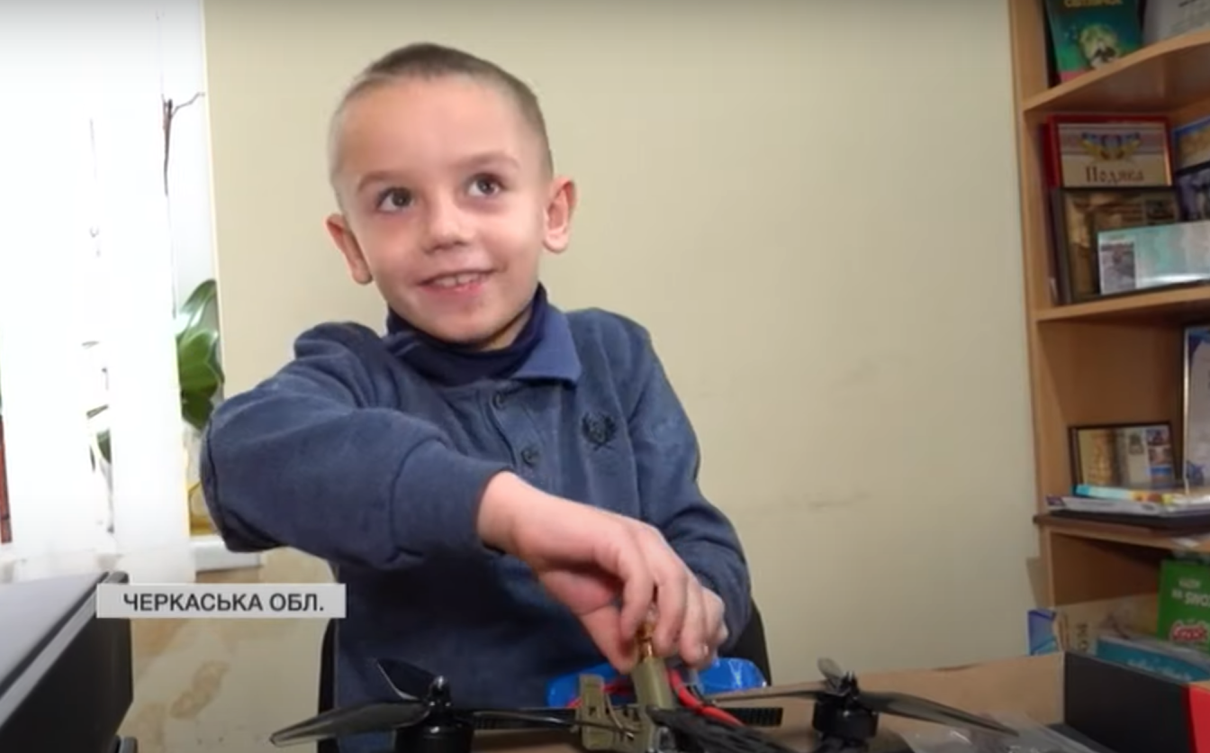 Девʼятирічний блогер із Золотоніщини зібрав кошти на 900 дронів для захисників