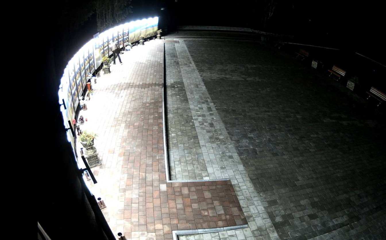 Невідомий вчинив акт вандалізму на  Алеї пам’яті в Городищі (ВІДЕО)