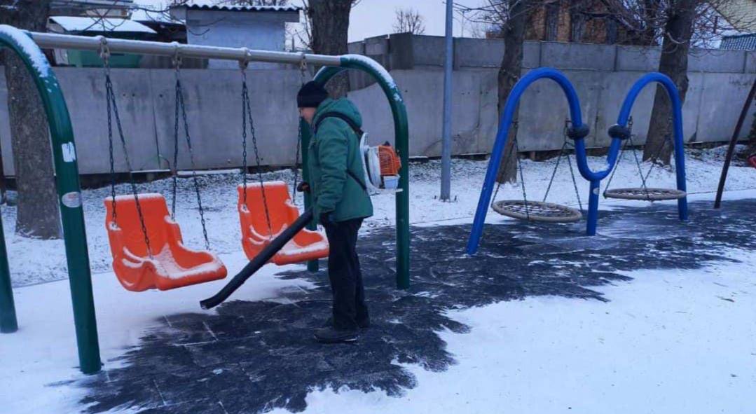 Комунальники прибирають в Черкасах сніг на доріжках та дитячих майданчиках