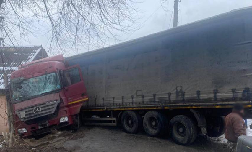 У Смілі водій фури в’їхав у паркан (ФОТО)