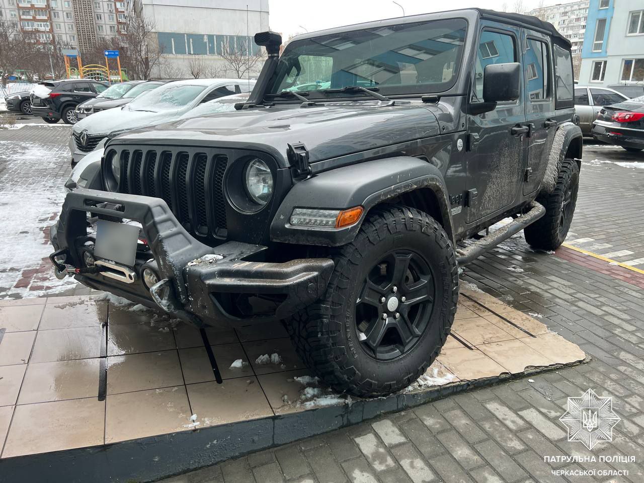 У Черкасах водій припаркував автівку на пандусі (ФОТО)