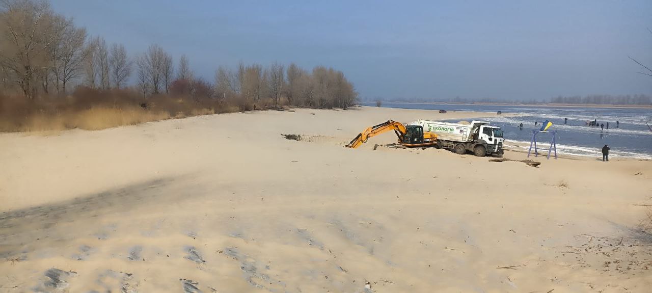 На “Митниці” в Черкасах розпочали чистити протоку (ФОТО)