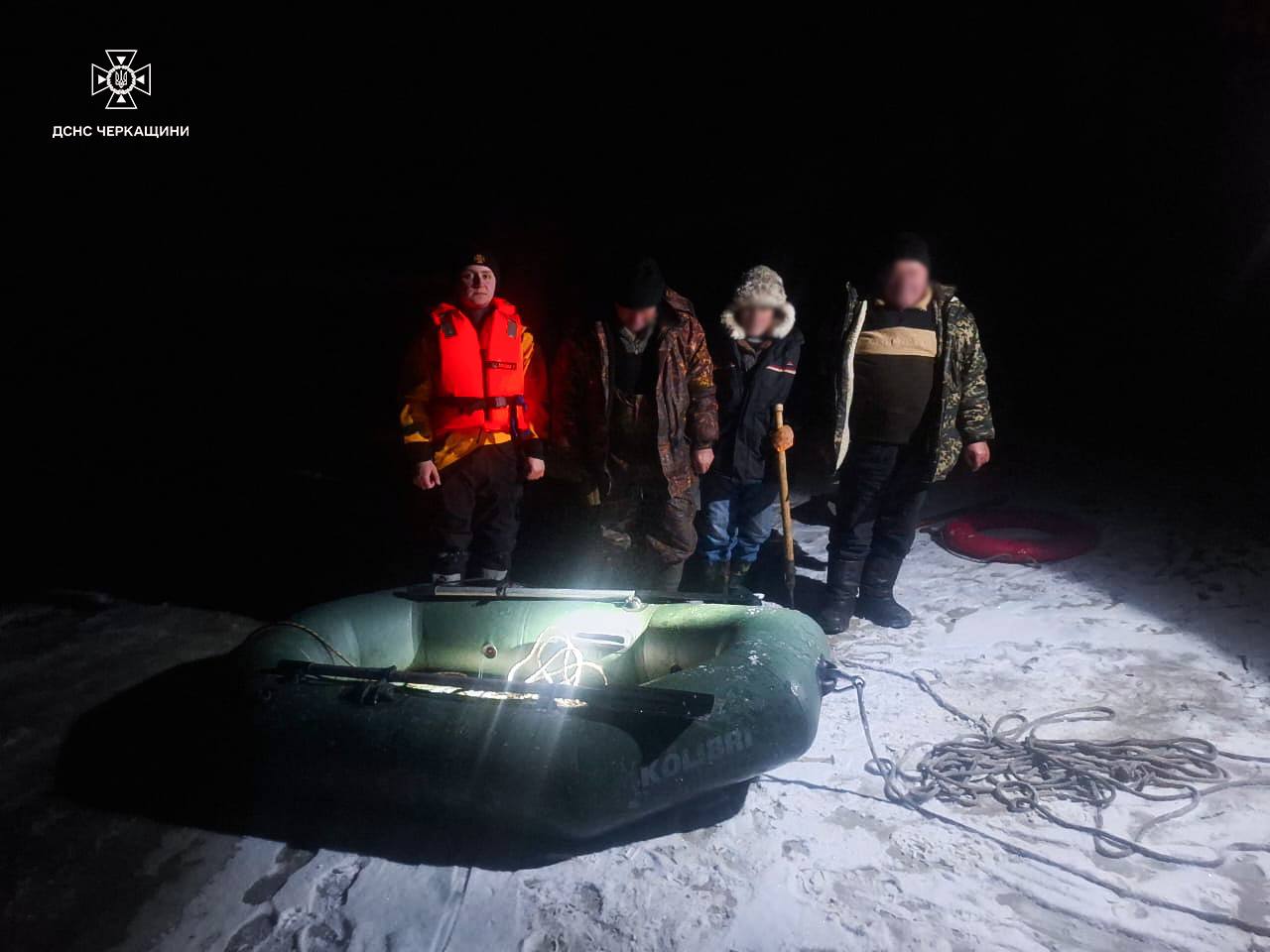 У Каневі від берега відкололася крижина з рибалками
