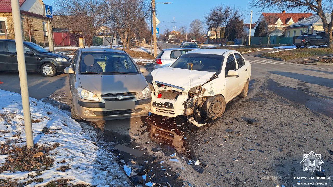 ДТП за участі трьох автівок сталася в Черкасах (ФОТО)