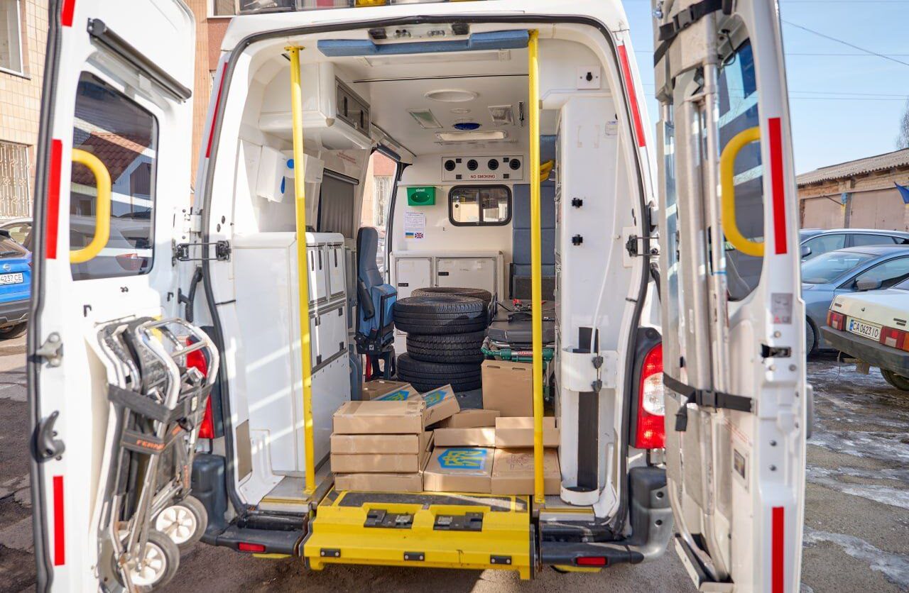 Від черкащан захисникам передали реанімобіль (ФОТО)