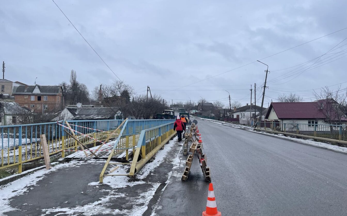 У центрі Тального ремонтують міст (ФОТО)