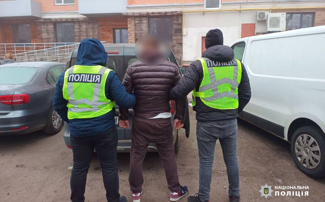 Черкащанина, який погрожував ножем жінці в її ж машині, затримали на Полтавщині (ФОТО, ВІДЕО)