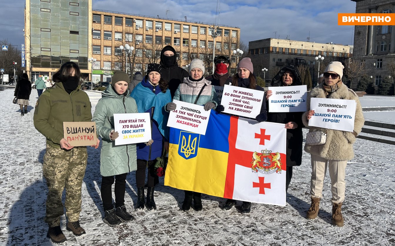“Зупинись! Згадай!”: черкасці вийшли вшанувати загиблих хвилиною мовчання (ФОТО, ВІДЕО)
