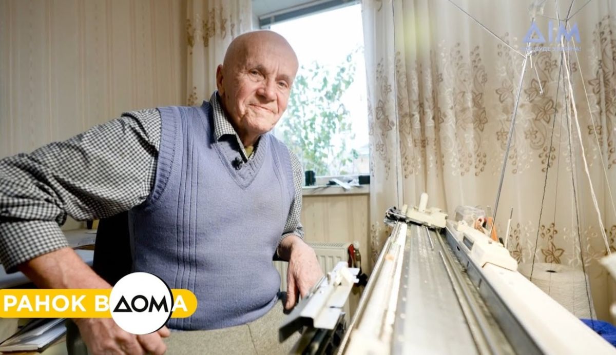 Кожного дня працює заради Перемоги: 85-річний волонтер із Черкащини створює теплі вироби для захисників (ФОТО, ВІДЕО)