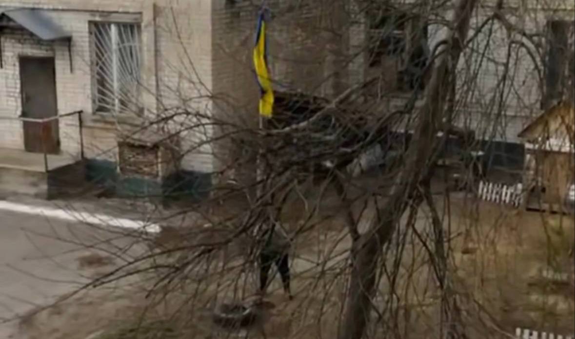 У Смілі жінка пошкодила державний прапор України (ВІДЕО)