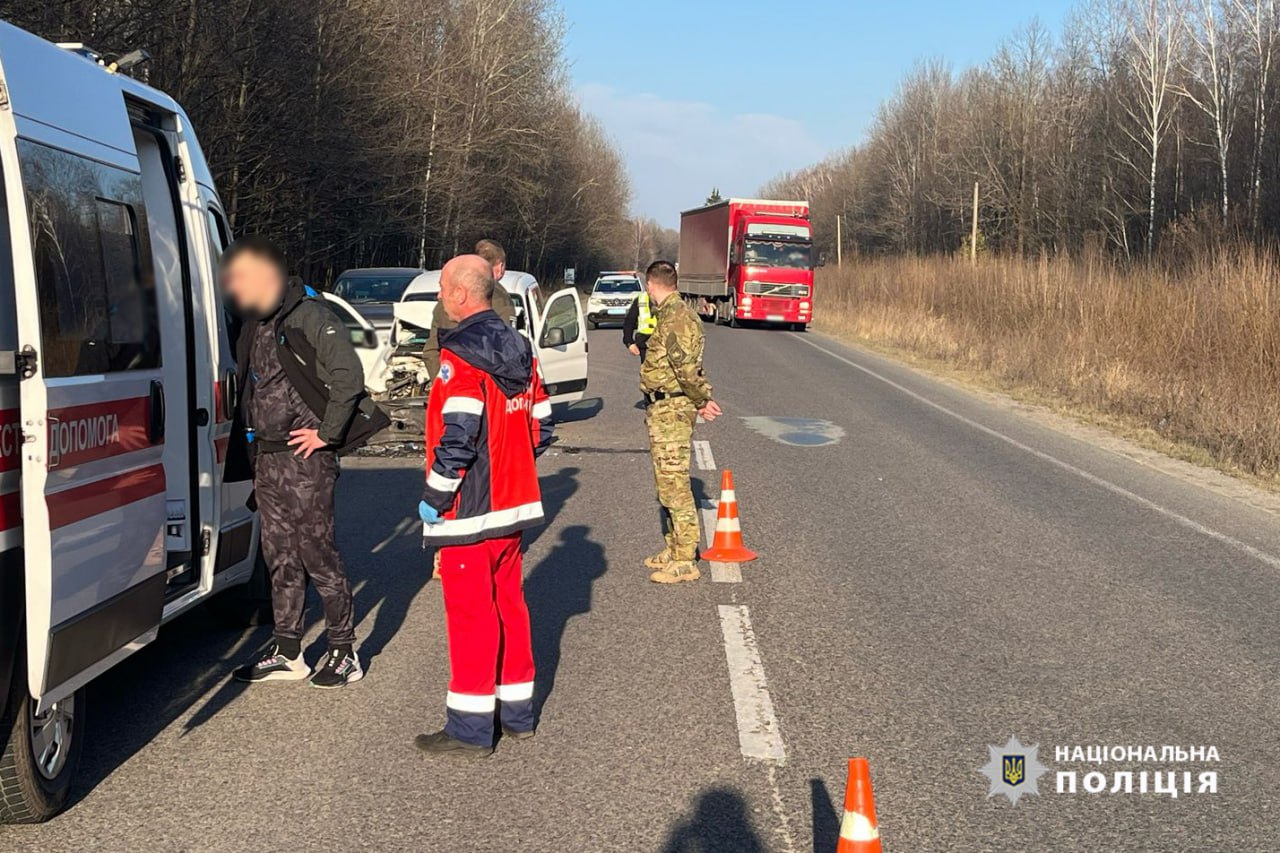 Черкаські поліцейські на Рівненщині надали допомогу постраждалим у ДТП (ФОТО)