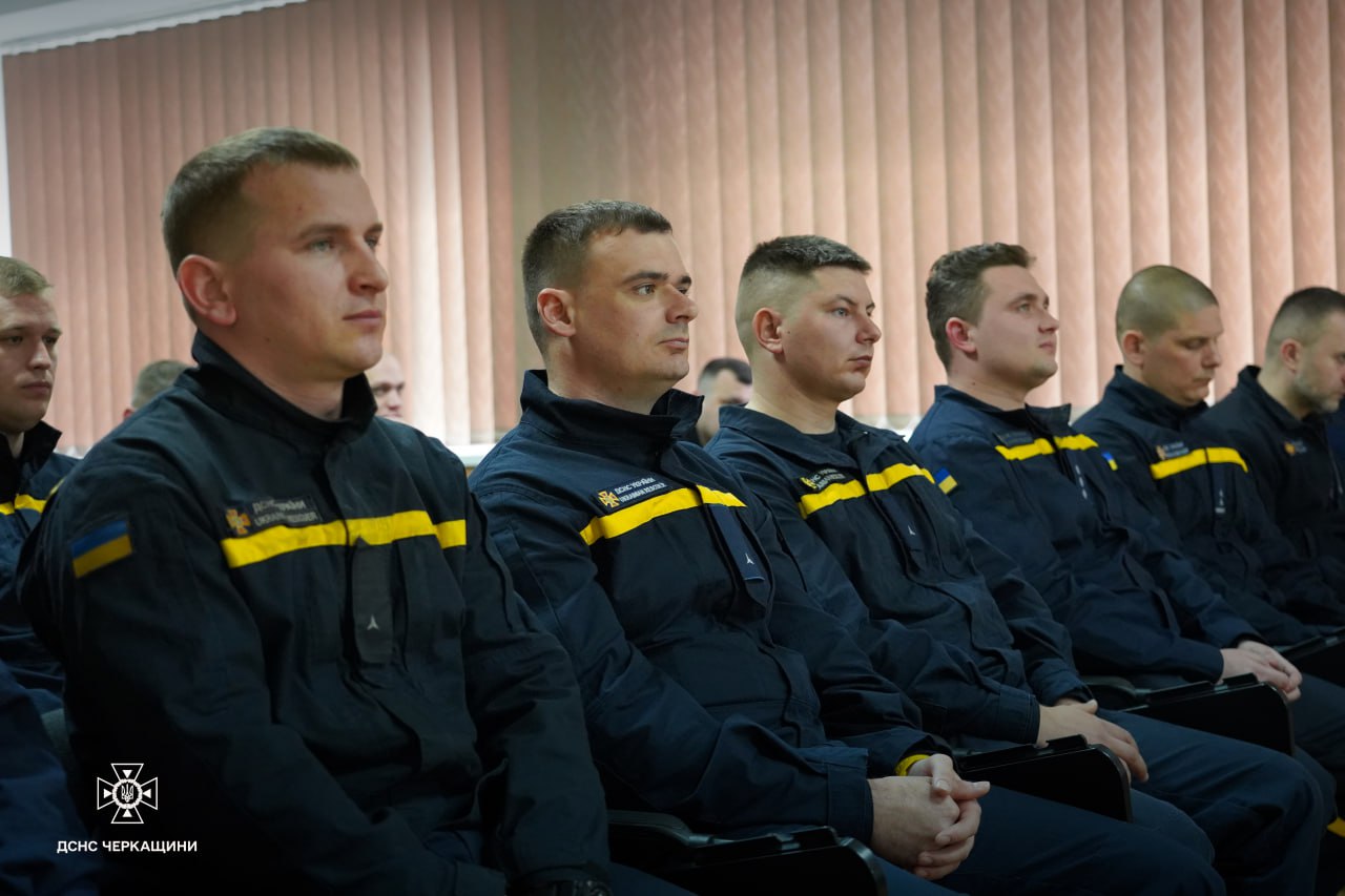 Черкаських рятувальників нагородили за ліквідацію наслідків ворожого обстрілу Чорнобильської АЕС (ФОТО)