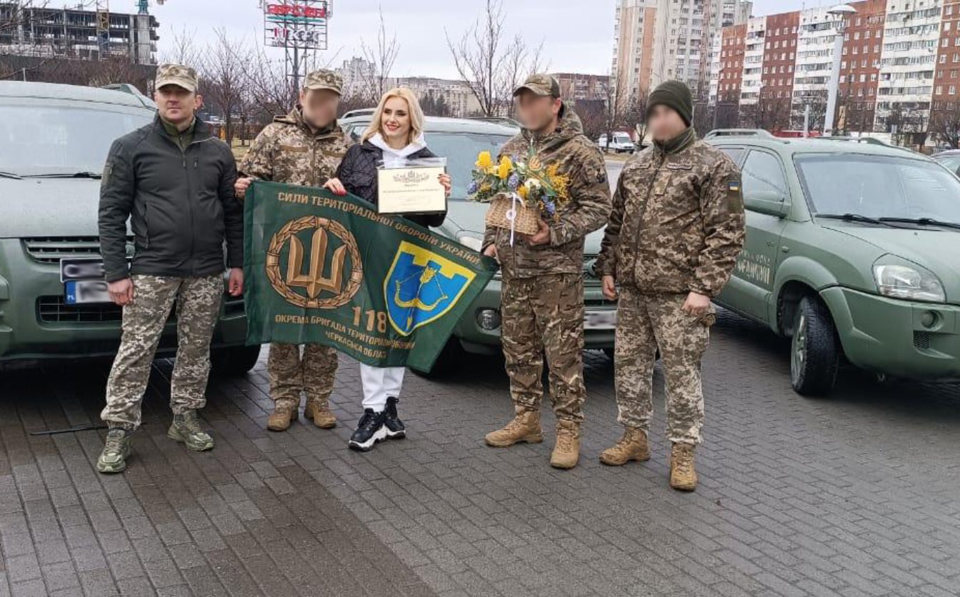Українська співачка передала три автівки для черкаських захисників