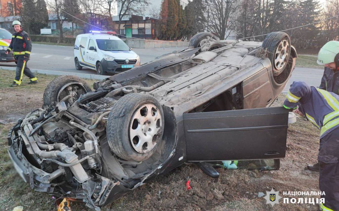 Авто перекинулося: в Умані водій втік з місця ДТП (ФОТО)