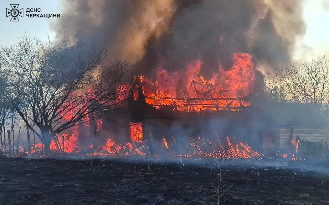 Понад пів сотні пожеж сухої рослинності ліквідували вогнеборці за добу 