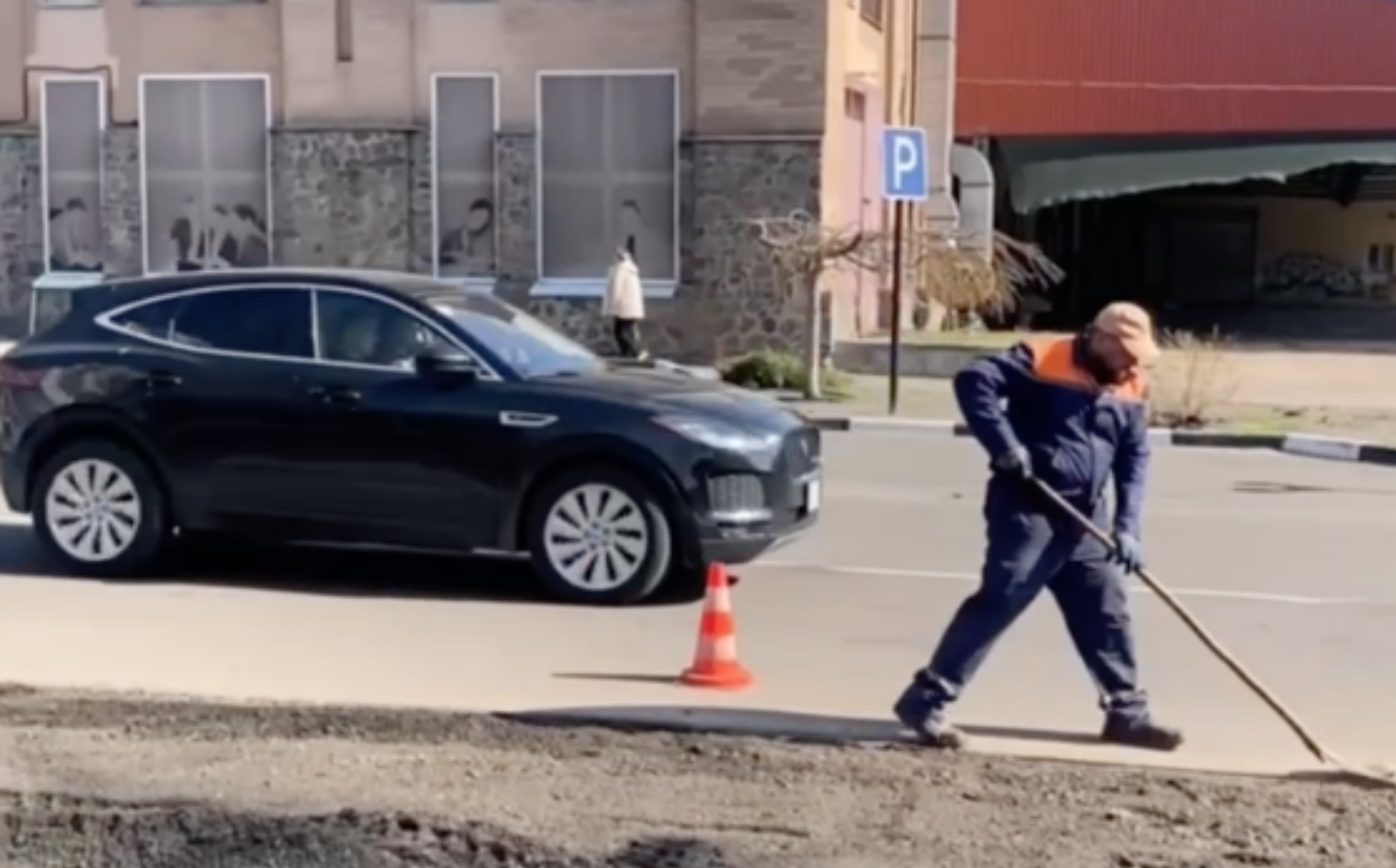 Для черкасців розширюють зону паркування біля ЦНАПу