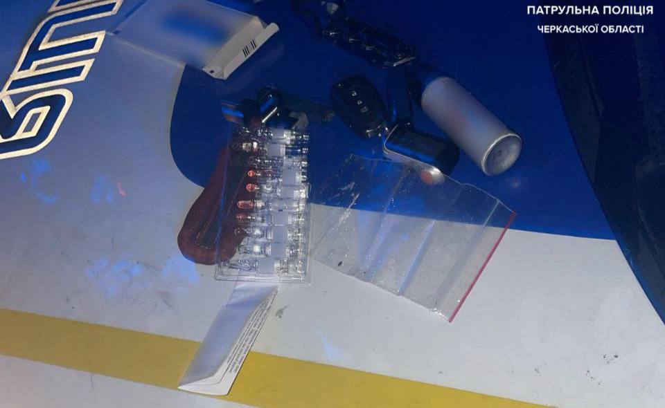 У комендантську годину патрульні виявили в черкащанина наркотики