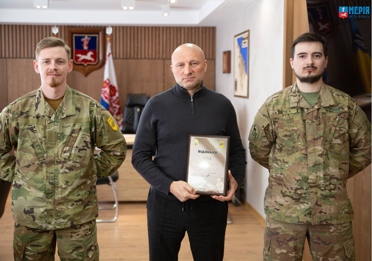 Захисники “Азовсталі” передали відзнаку Черкаській міськраді (ФОТО)