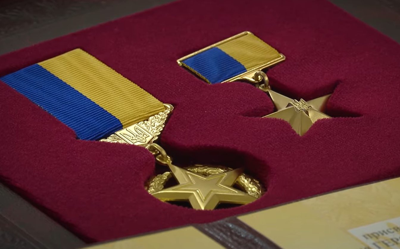 Президент передав родинам полеглих Героїв із Черкащини ордени “Золота Зірка”