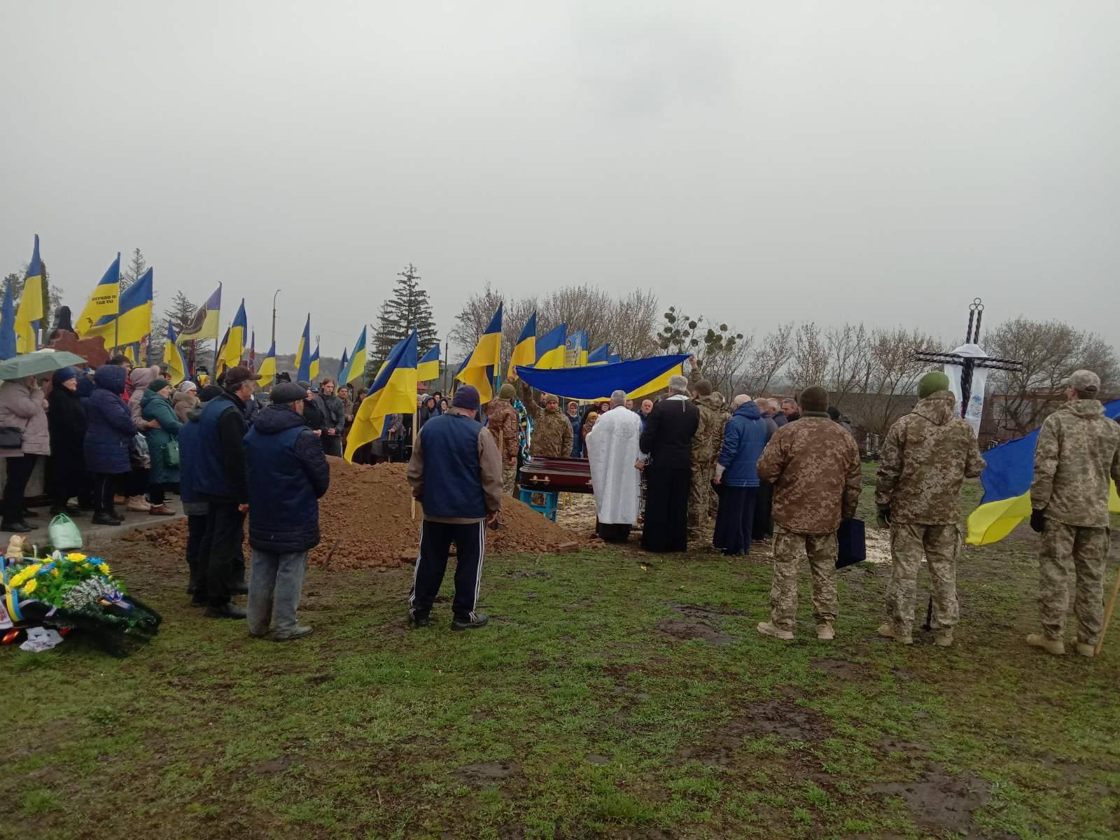 Останнім земним шляхом провели черкащанина, який поліг за незалежність свого народу (ФОТО)