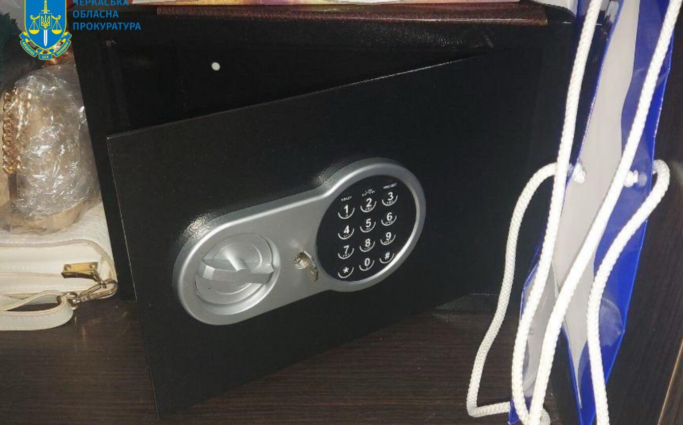 У Черкасах зловмисник вкрав гроші у знайомої, яка отримала їх за загибель чоловіка-військового