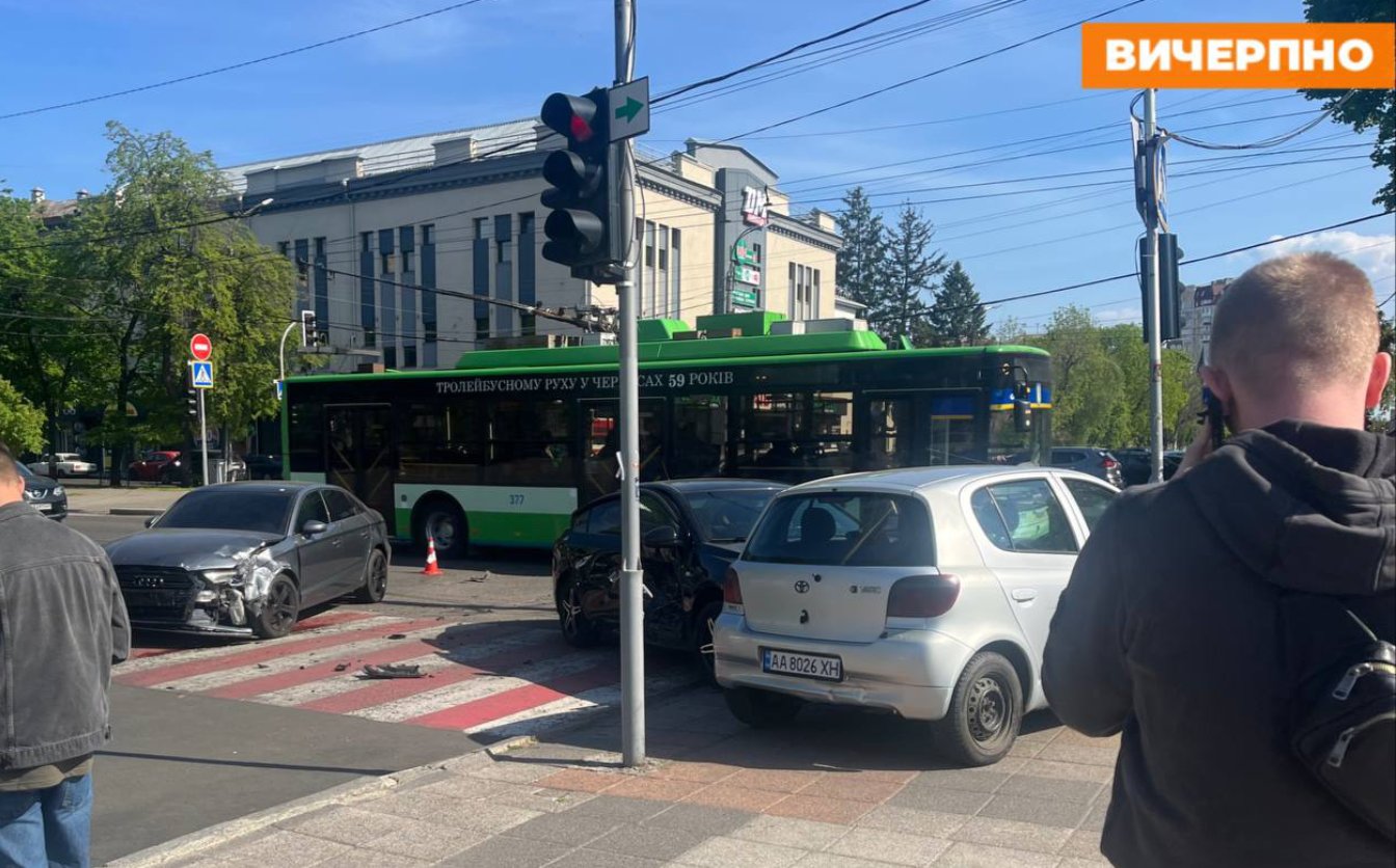 У центрі Черкас зіштовхнулися три автівки