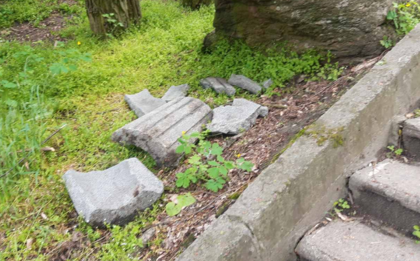 Вандали розбили сміттєву урну в Сосновому бору