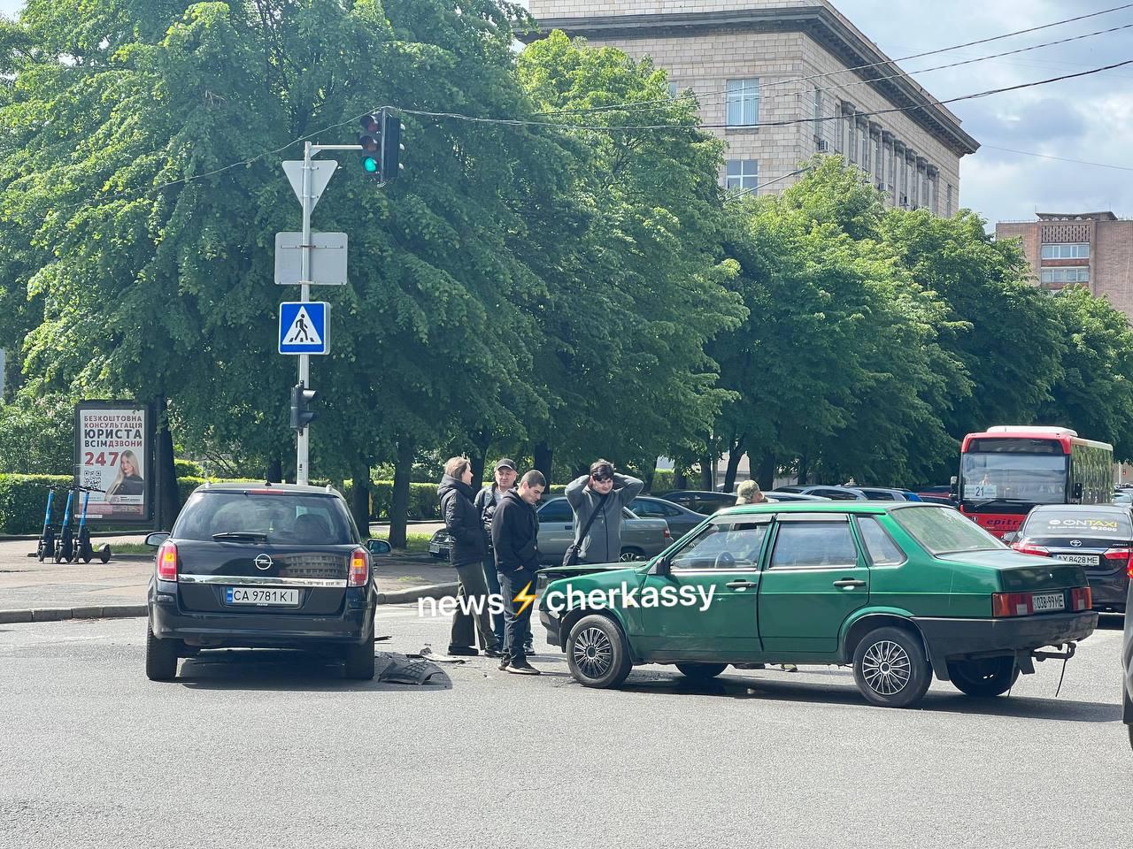 Поблизу медакадемії в Черкасах сталася автопригода