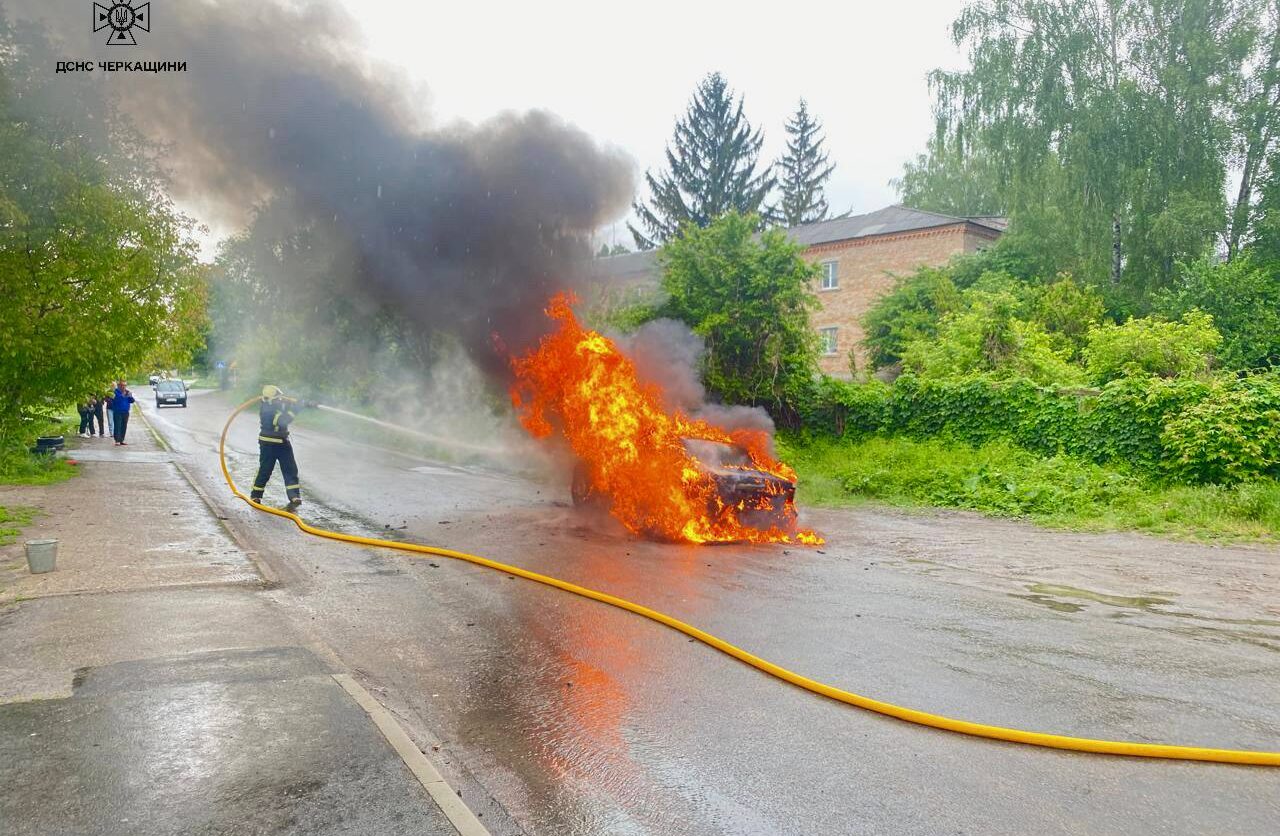 В Умані зайнялася автівка