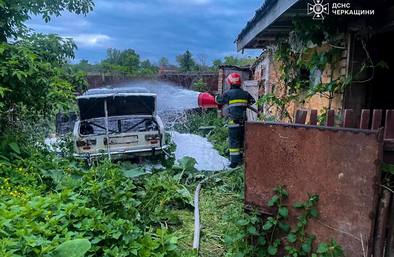 Через пустощі дітей з вогнем, на Звенигородщині згоріло авто
