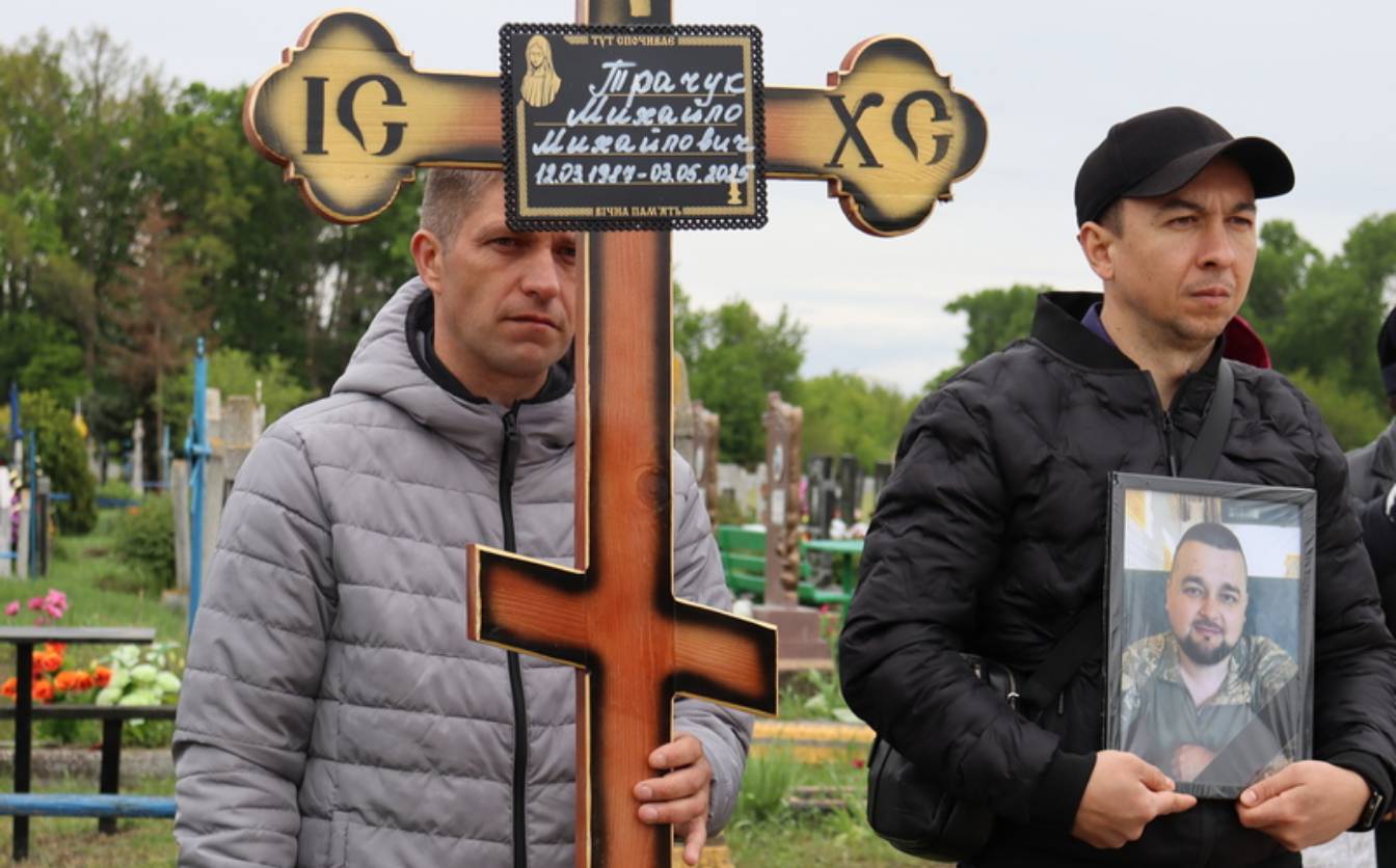 Прикрив собою побратимів: Чорнобаївщина провела в останню путь мужнього захисника (ФОТО)