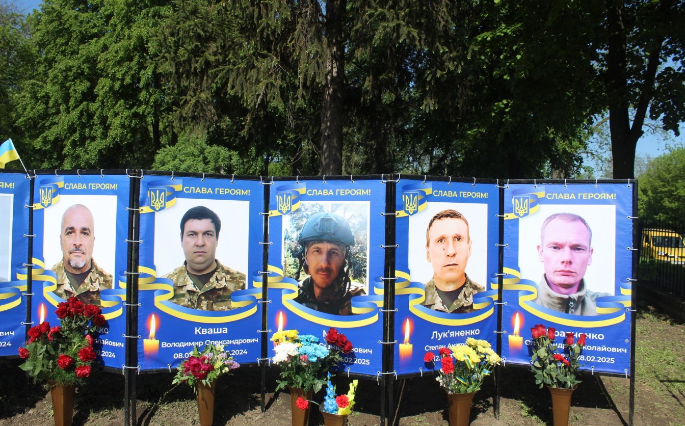 Сім нових стел встановили на Алеї Слави в Балаклеї