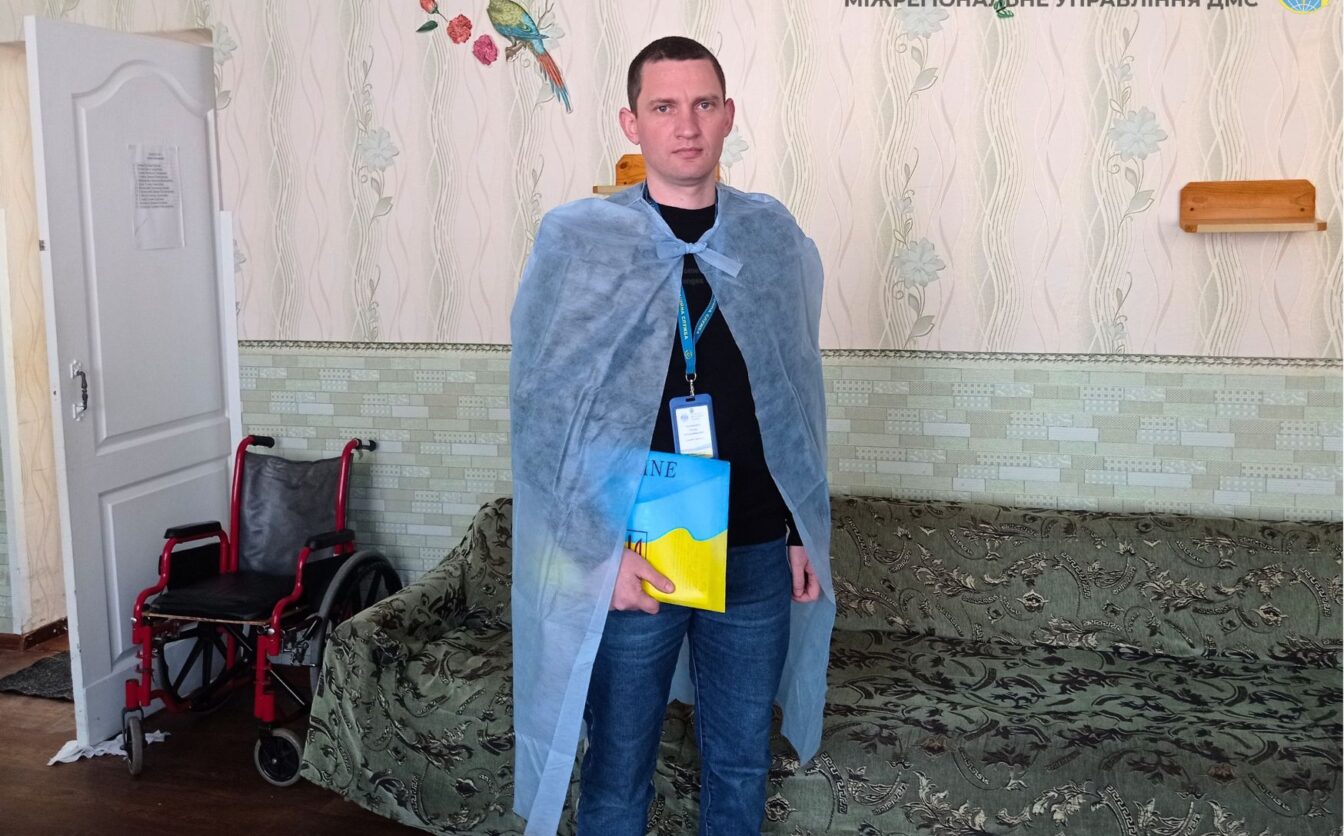 Четверо черкащан, через тривалу хворобу, отримали паспорт удома