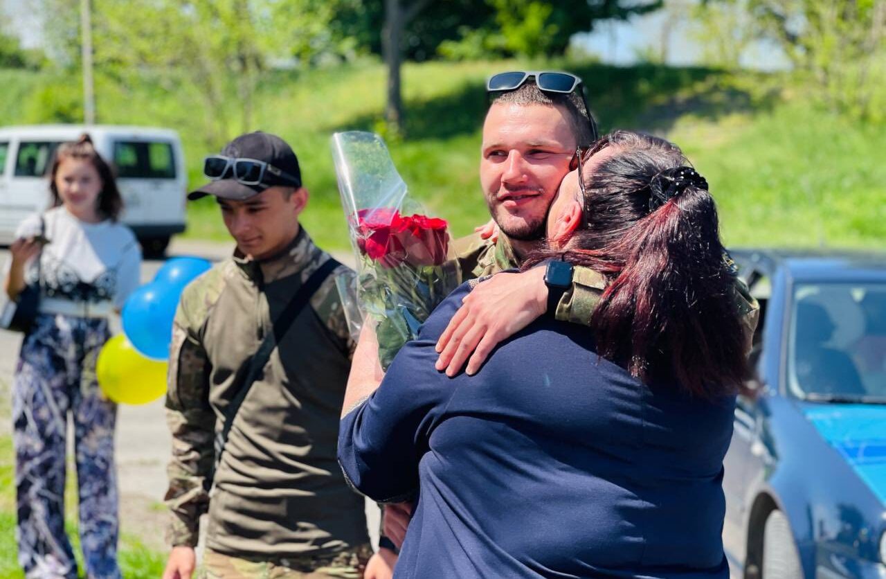 У Золотоноші зустріли захисника, який повернувся з трирічного полону (ФОТО)