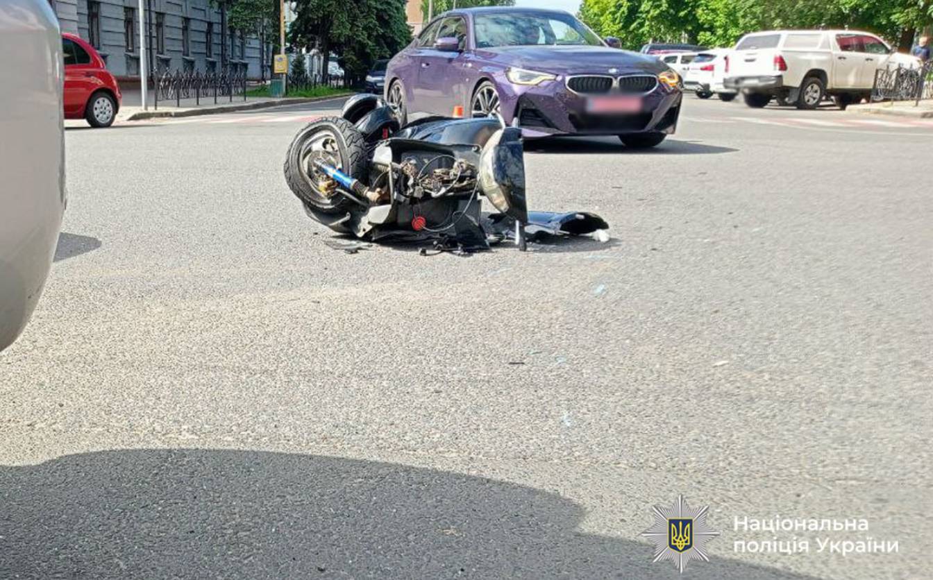 На вул. Хрещатик у автопригоді постраждав мопедист (ФОТО)