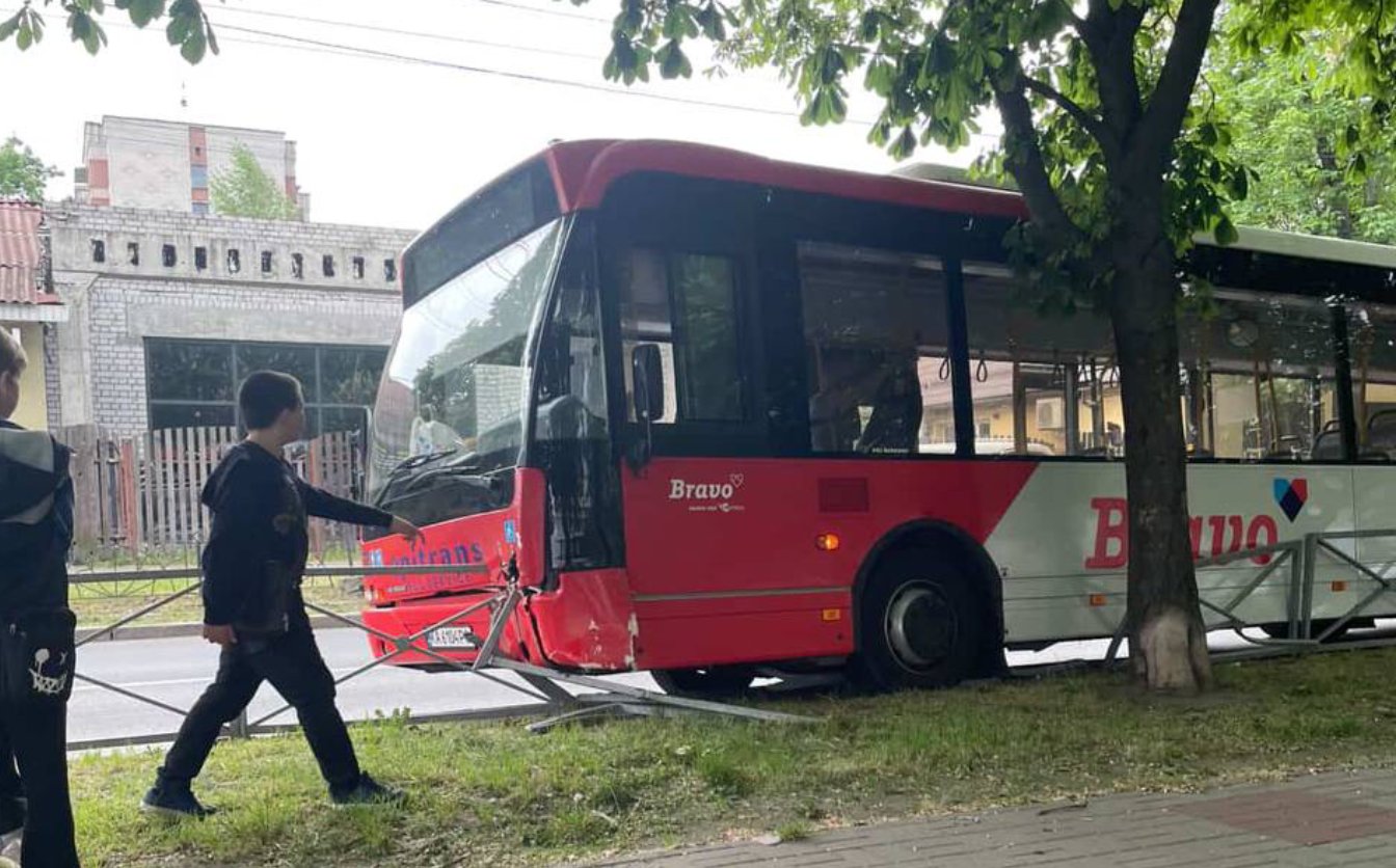 Водію стало зле: у Черкасах маршрутка вʼїхала в паркан