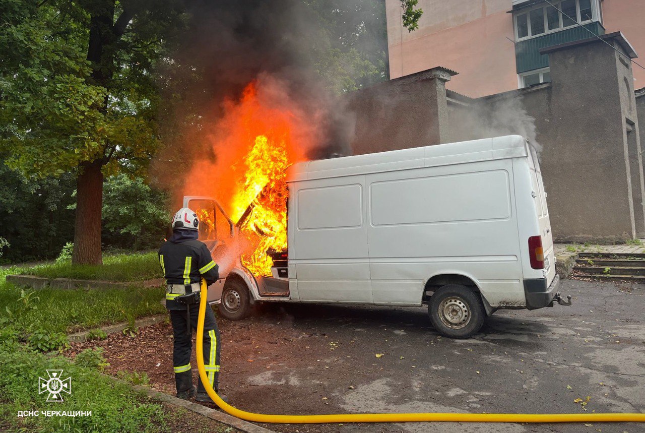 В Умані загорівся мікроавтобус
