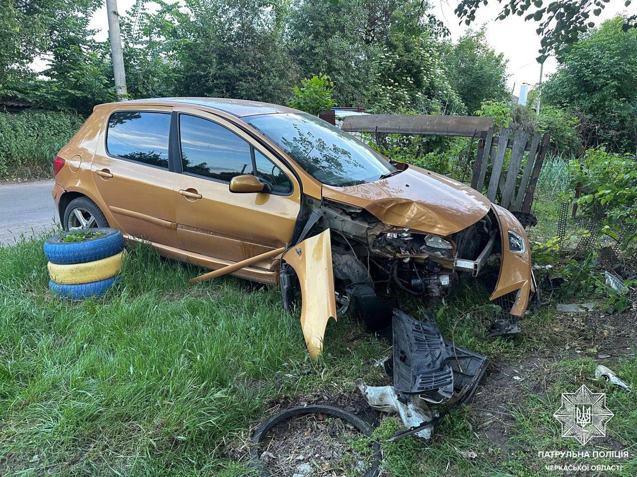 П’яний водій в Черкасах наїхав на дерево (ФОТО)