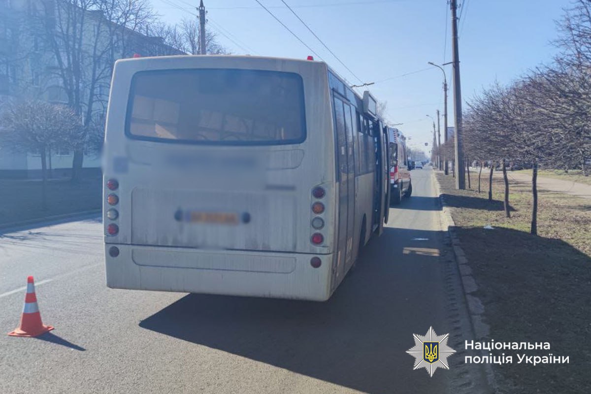 Жінка випала на проїжджу частину, а згодом померла: в Черкасах судитимуть водія автобуса (ФОТО)