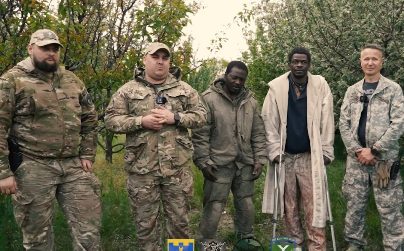 Бійці черкаської ТрО разом батальйоном К-2 взяли у полон камерунців (ВІДЕО)