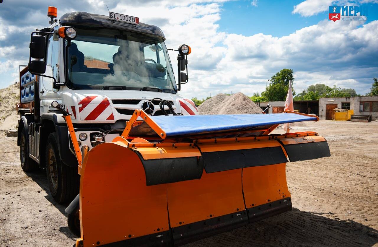 Місто Черкаси отримало машину для утримання доріг (ФОТО)