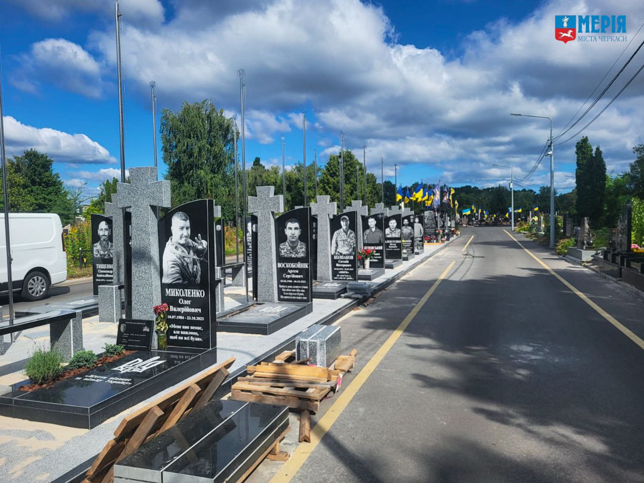 Міські кладовища та Алею Героїв у Черкасах продовжують впорядковувати