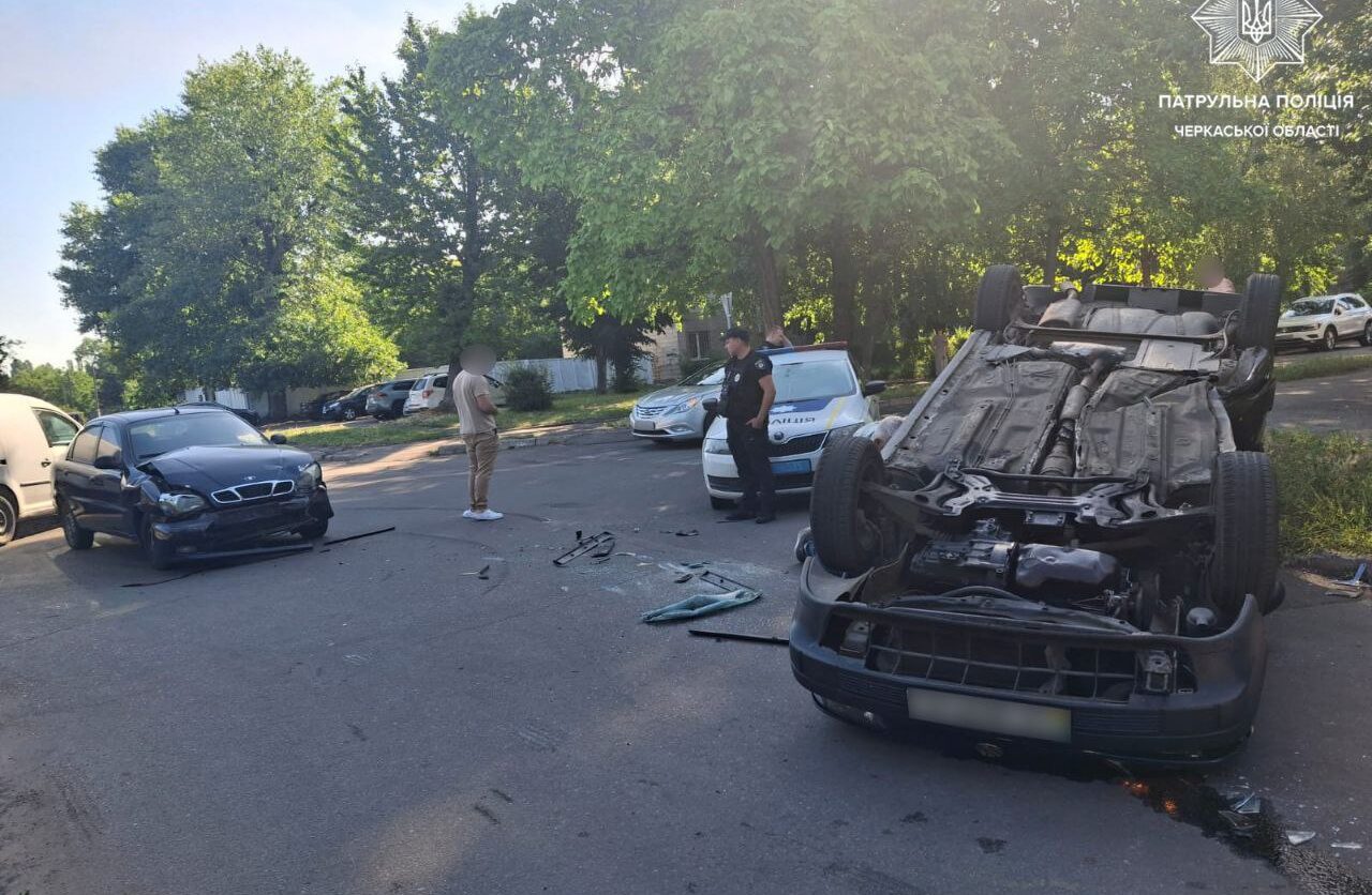 ДТП у Черкасах: від удару “Volkswagen” перекинувся (ФОТО)