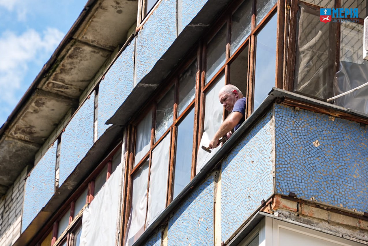 У Черкасах тривають роботи з ліквідації наслідків ракетного удару
